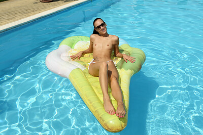 Model Cayenne Hot in Floating